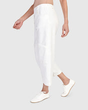 Load image into Gallery viewer, Alembika Capri Pants SP612W - White
