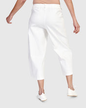 Load image into Gallery viewer, Alembika Capri Pants SP612W - White
