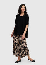 Load image into Gallery viewer, Alembika Essential Trapeze Pullover Tee ST738B - Black
