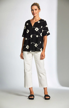 Load image into Gallery viewer, Peruzzi - Embelleshed Cube Top - Black - S25136
