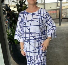 Load image into Gallery viewer, See Saw - 3/4 Sleeve Curved Hem Top - Tokyo Streets - SS402D/W
