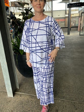 Load image into Gallery viewer, See Saw - 3/4 Sleeve Curved Hem Top - Tokyo Streets - SS402D/W
