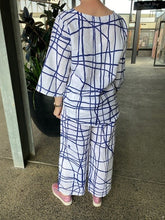 Load image into Gallery viewer, See Saw - 3/4 Sleeve Curved Hem Top - Tokyo Streets - SS402D/W
